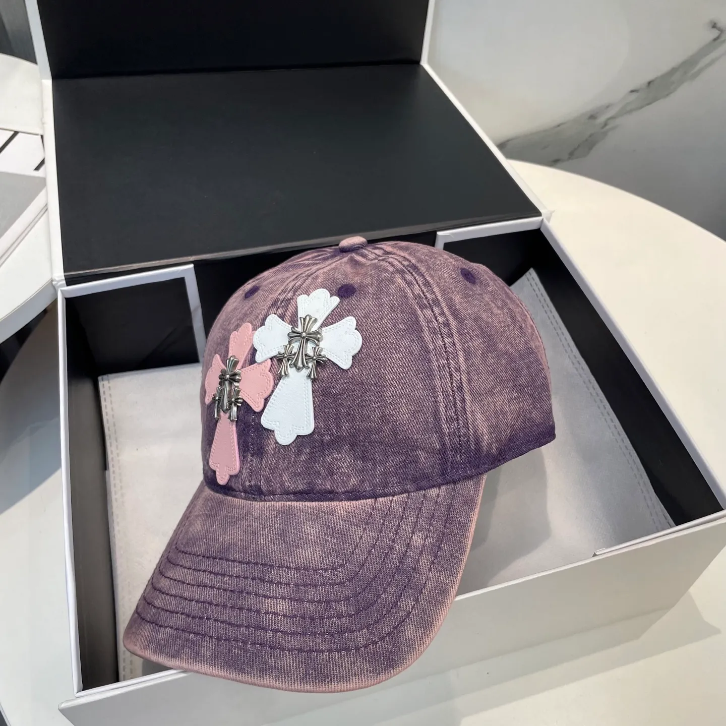 P76 Crow Heart 🆕🆕25 new baseball cap, stylish and classic cross logo, casual with a cool feeling, unisex style, same style for men and women! Very easy to match! Head circumference: 56-58cm is available